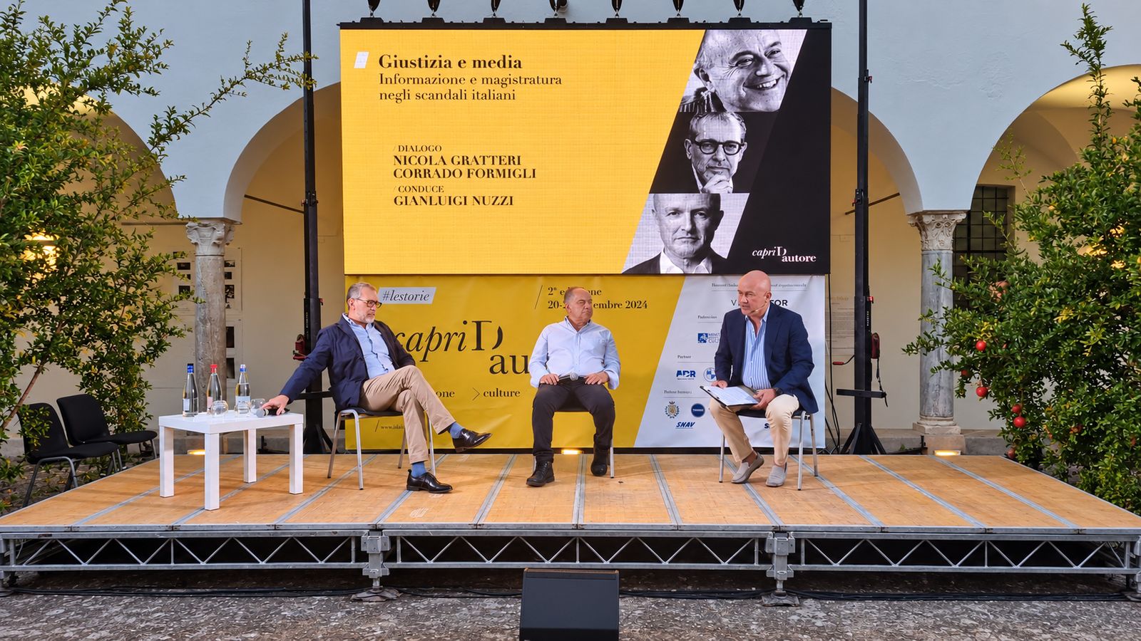 Palco con LEDwall e relatori in un cortile storico