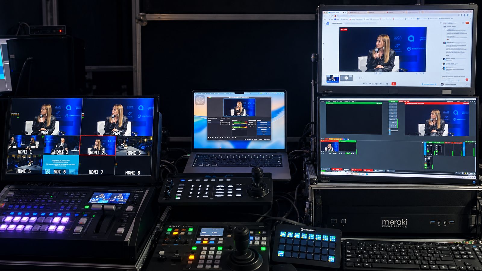 Regia video con mixer e monitor durante una diretta